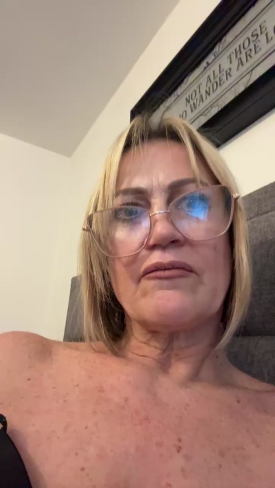 Milfshake227 Live Image