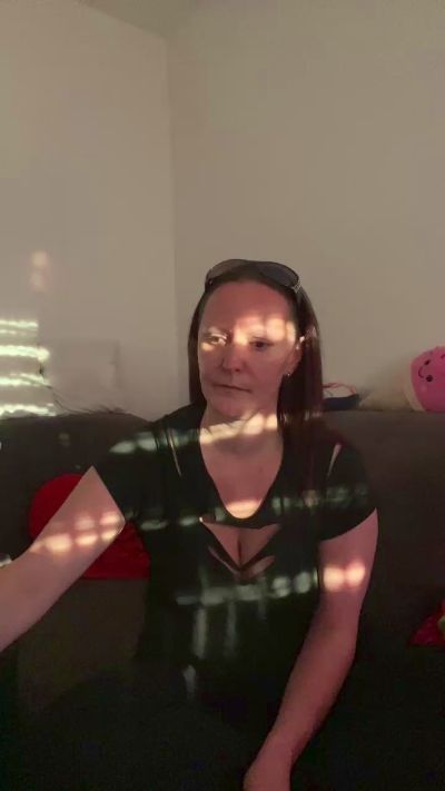 Nadine1990 Live Image