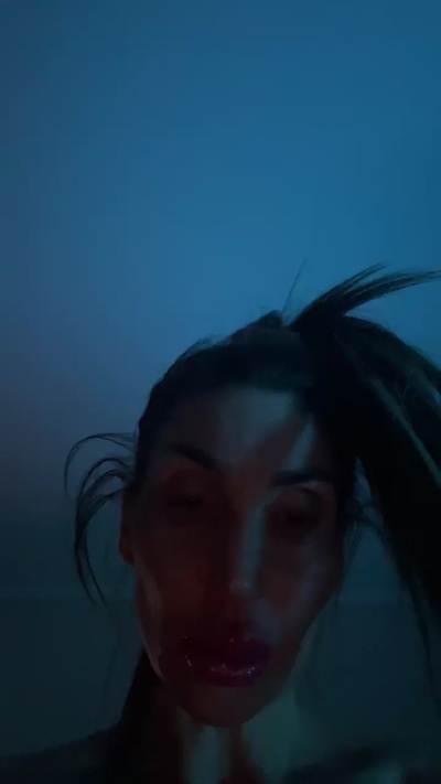 Nina_hotperform Live Image