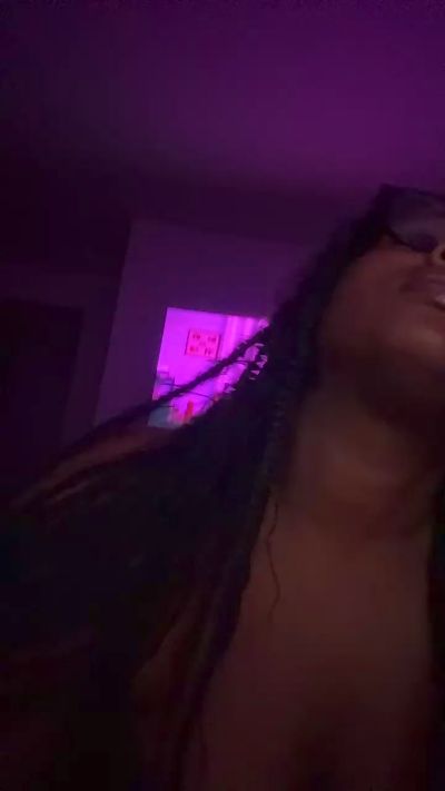 QueenDommi Live Image