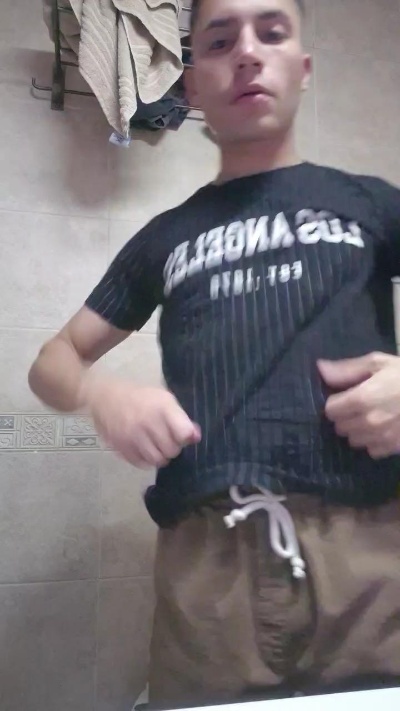 pequeboy_hot Live Image