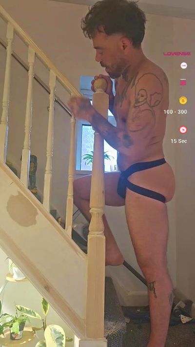 0str8_guys live from United Kingdom