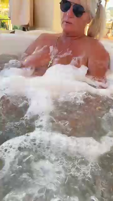 Adejekim live from Spain