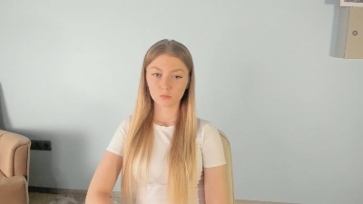 AdelleDinges live from United States