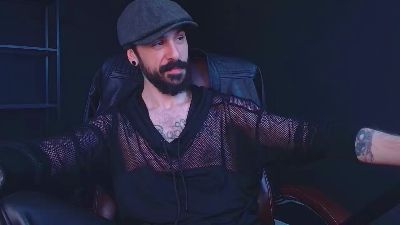 AxelColton live from United States