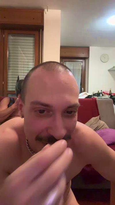 Bottomslut899 live from Italy