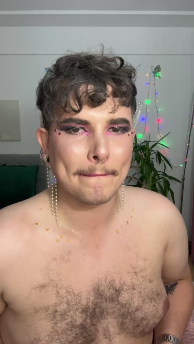 CuteFamBoy live from Germany