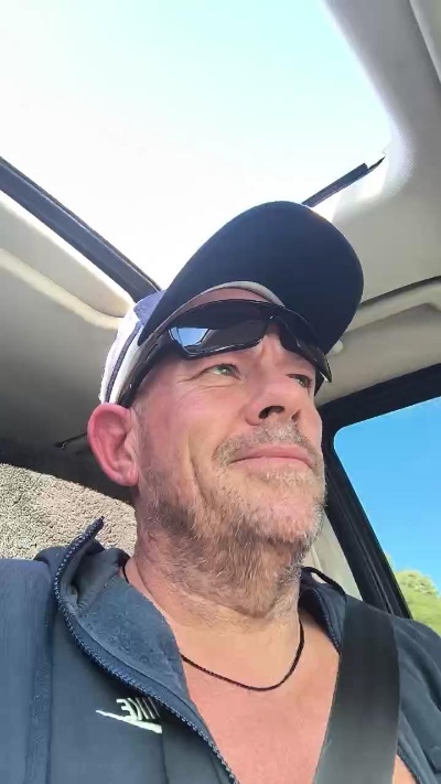 Hangsdown live from Australia