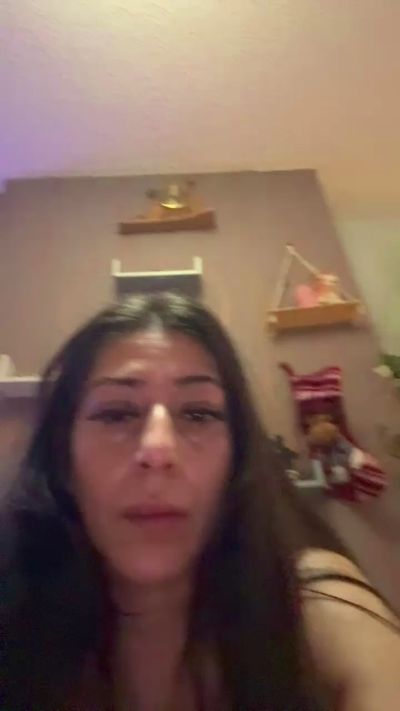 Jazmink live from United Kingdom