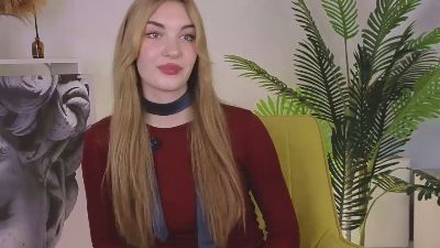 LeonieCorria live from France