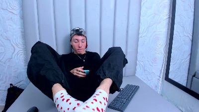 LittleDanny_ live from Colombia