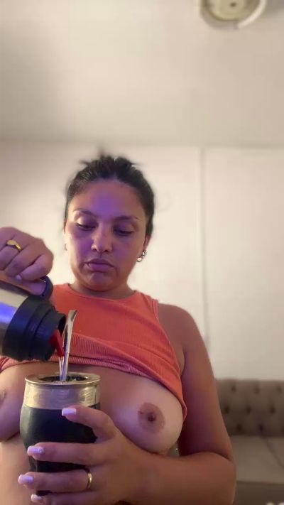 Natashagirl25 live from Argentina