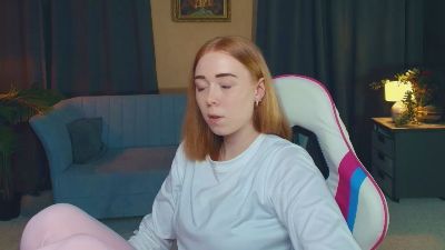 NelidaReus live from United States