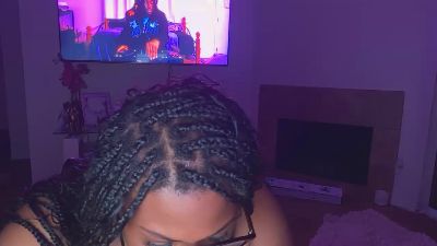 QueenDommi live from United States