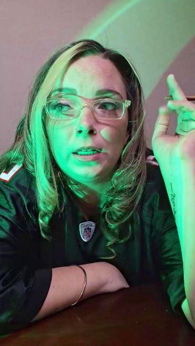 Scarlett_Jones8 live from United States