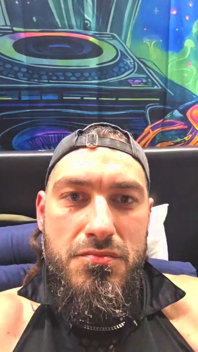 ShalonyShaman86 live from United Kingdom