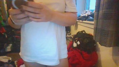 Tiny_T_XOX live from United Kingdom