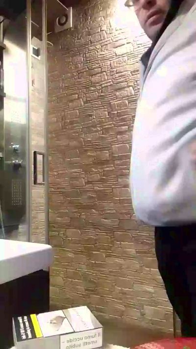 nakedworkbear2 live from Italy