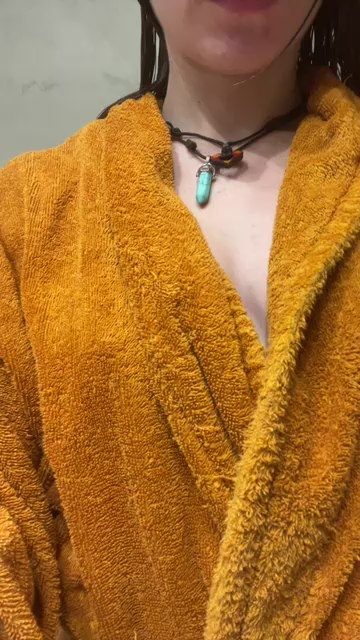 ninahiddenn live from Spain